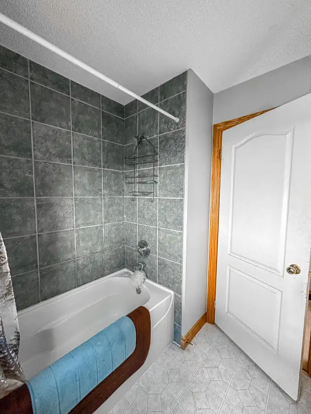 ️ Furnished Room with Mountain Views – Tuscany, NW Calgary - Photo 3