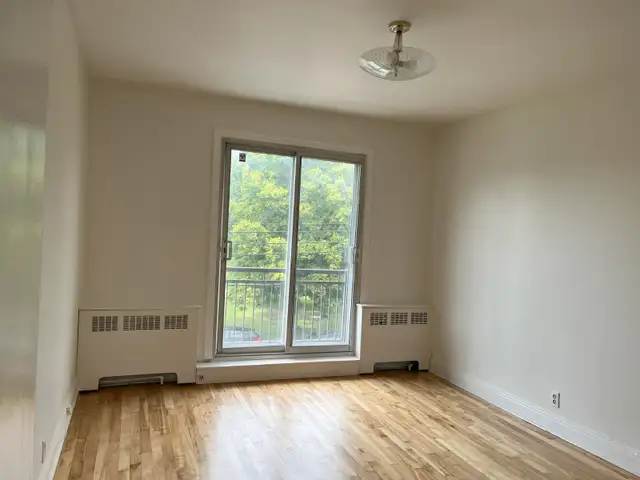 METRO COTE ST. CATHERINE 5.5   FRONT KORNER APT. - Photo 2