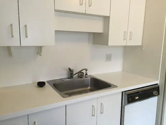 Available now university c-train Mall close downtown one room - Photo 4