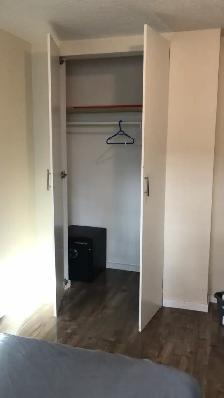 Available now university c-train Mall close downtown one room - Photo 9