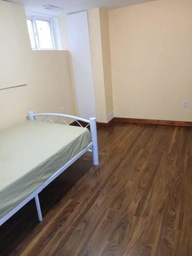 Private Room furnished $650 a month( Woodbine subway) - Photo 2