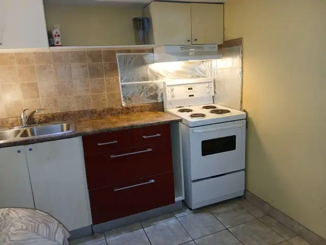 Private Room furnished $650 a month( Woodbine subway) - Photo 4