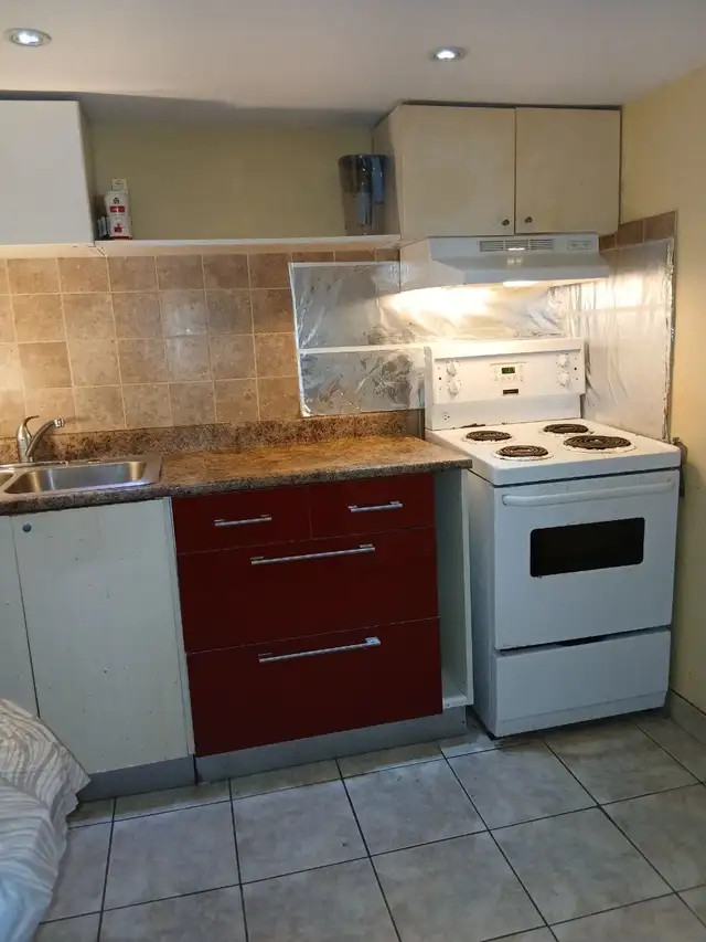 Private Room furnished $650 a month( Woodbine subway) - Photo 5