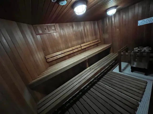 May 1st, Cozy Private Furnished Den/Room, Downtown Luxury Living - Photo 6