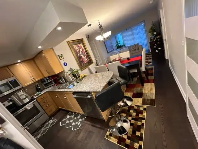 May 1st, Cozy Private Furnished Den/Room, Downtown Luxury Living - Photo 9