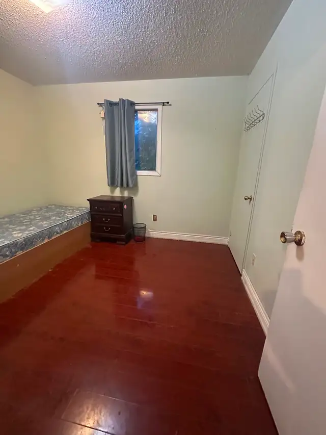 Upper floor garden view room for mid.occupancy near shoppers wor - Photo 2