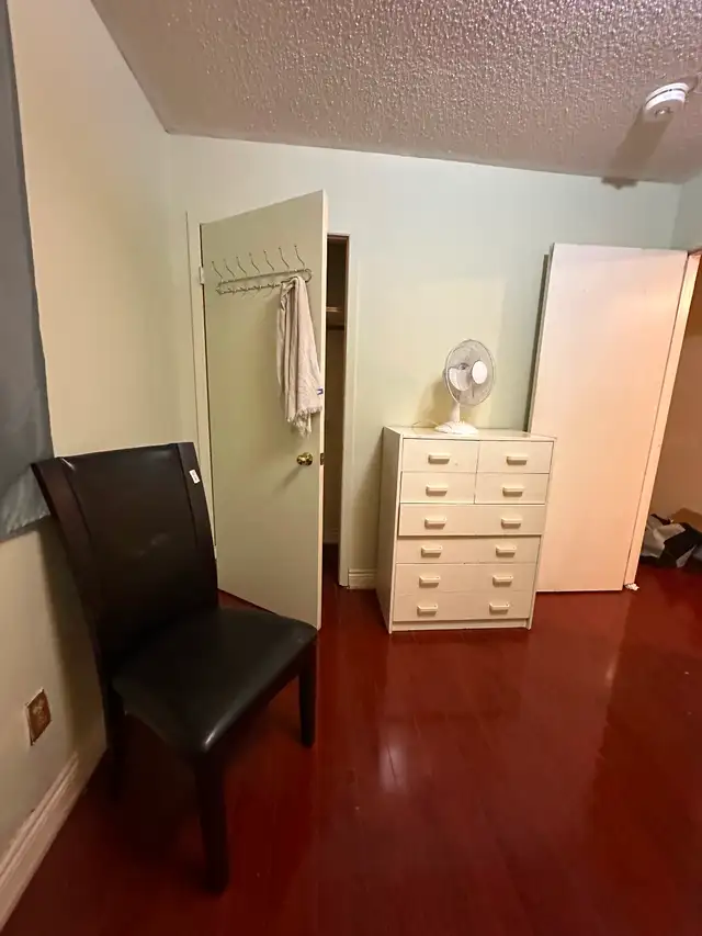 Upper floor garden view room for mid.occupancy near shoppers wor - Photo 3