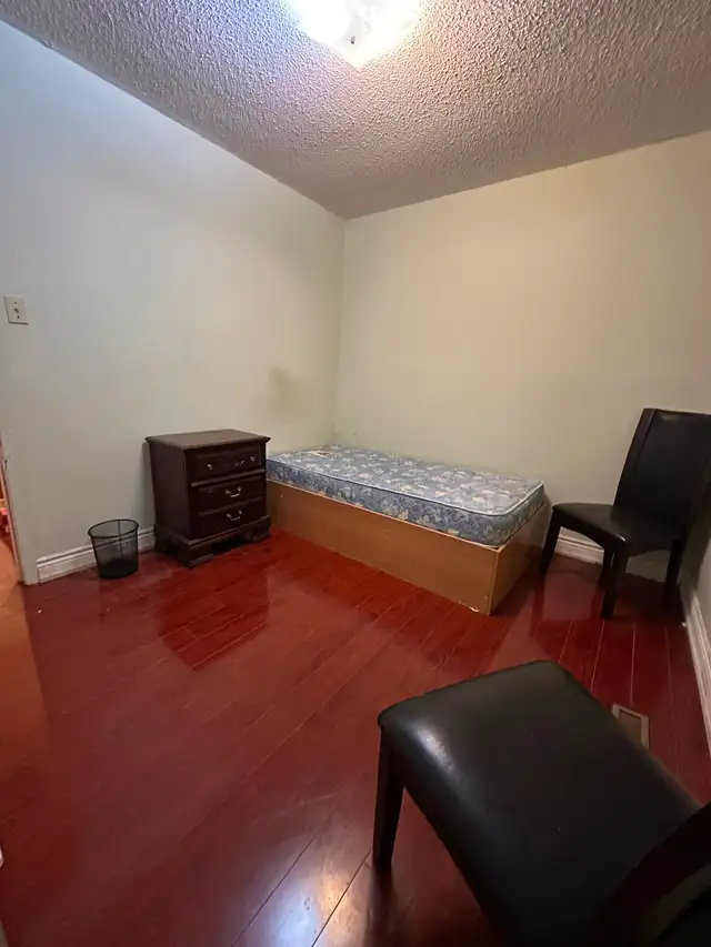 Upper floor garden view room for mid.occupancy near shoppers wor - Photo 4