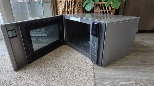 LG Microwave Oven - Photo 2
