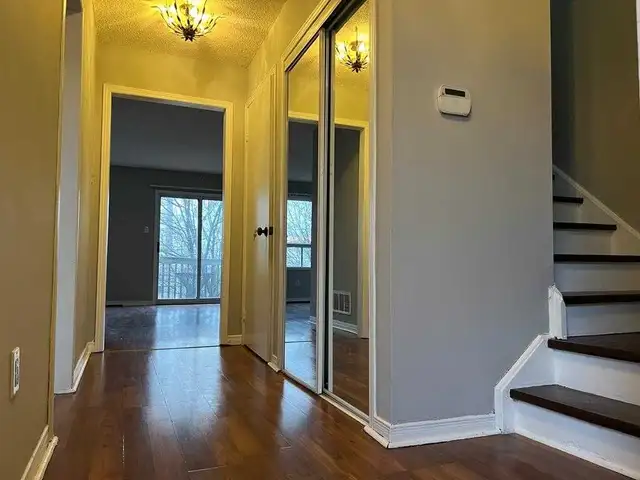 FULL 3 BEDROOM RECENTLY RENOVATED TOWNHOUSE RENTAL IN BRAMPTON - Photo 2
