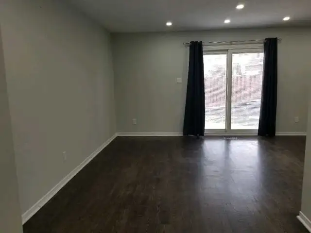 FULL 3 BEDROOM RECENTLY RENOVATED TOWNHOUSE RENTAL IN BRAMPTON - Photo 4