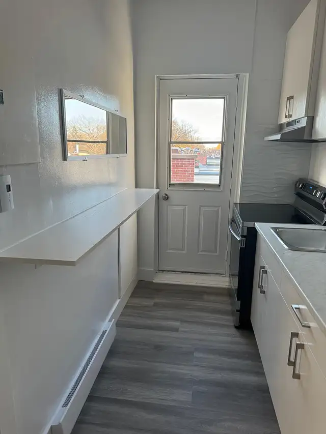 3-1/2 APARTMENT ON BEACONSFILED CORNER OF MONKLAND - Photo 6