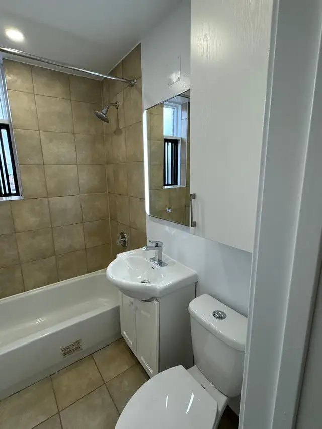 3-1/2 APARTMENT ON BEACONSFILED CORNER OF MONKLAND - Photo 8