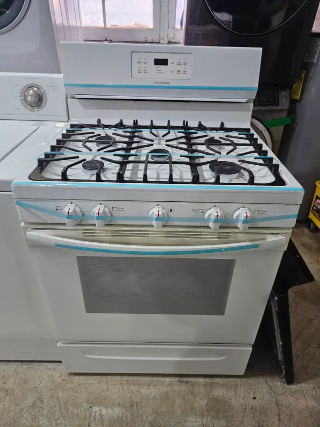 NEWER MODEL! Frigidaire 30' White 5 Burner GAS Stove Oven Range