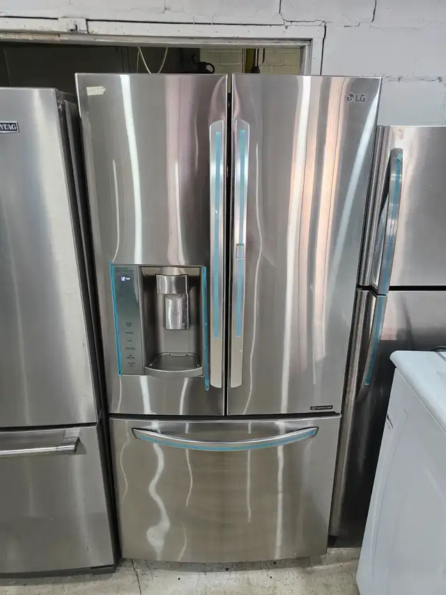 WOW! LG 33' Stainless Steel French Door Fridge Bottom Freezer