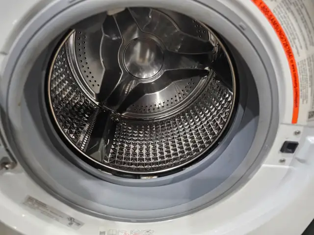 Apartment Size Samsung 24' White Stackable Washer & Dryer Set - Photo 4