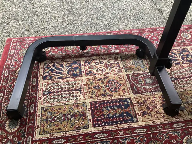 Height adjustable table on wheels with locking brakes - Photo 2