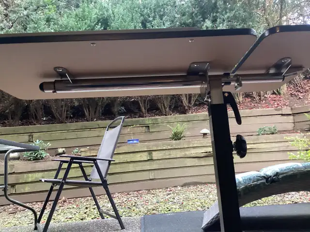 Height adjustable table on wheels with locking brakes - Photo 3