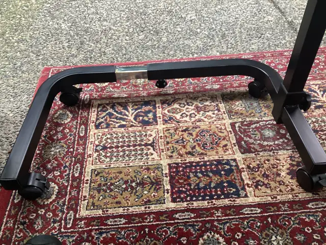 Height adjustable table on wheels with locking brakes - Photo 5