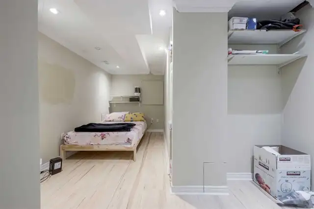 Clean and spacious basement apartment available - Photo 4