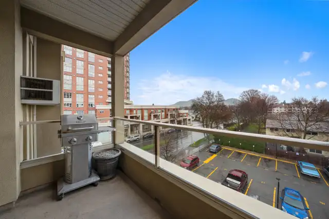 TOP FLOOR CORNER UNIT CLOSE TO DOWNTOWN KELOWNA! - Photo 3