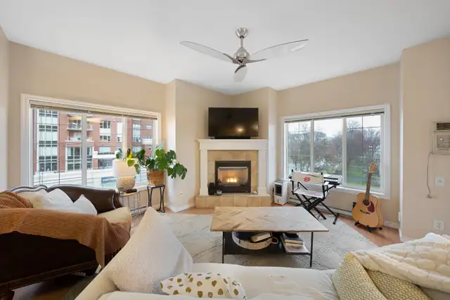 TOP FLOOR CORNER UNIT CLOSE TO DOWNTOWN KELOWNA! - Photo 4