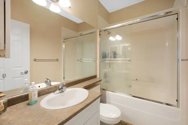 TOP FLOOR CORNER UNIT CLOSE TO DOWNTOWN KELOWNA! - Photo 7