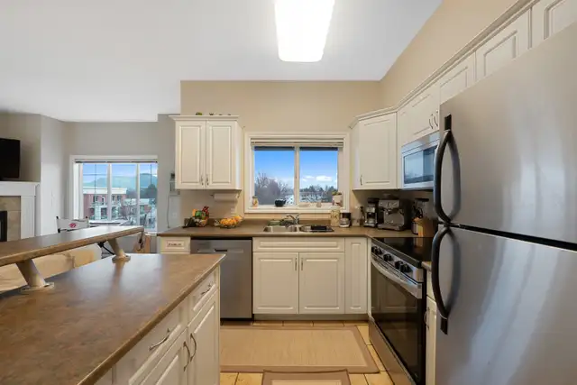 TOP FLOOR CORNER UNIT CLOSE TO DOWNTOWN KELOWNA! - Photo 9