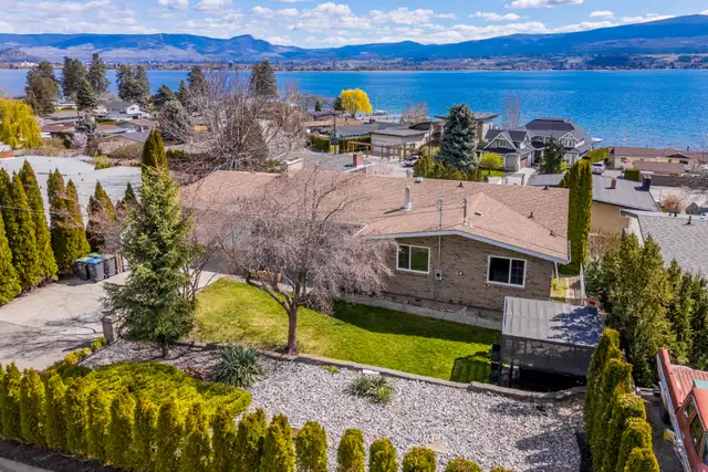 Lake Views Close to Beach & Downtown Kelowna! 2741 Benedick Road