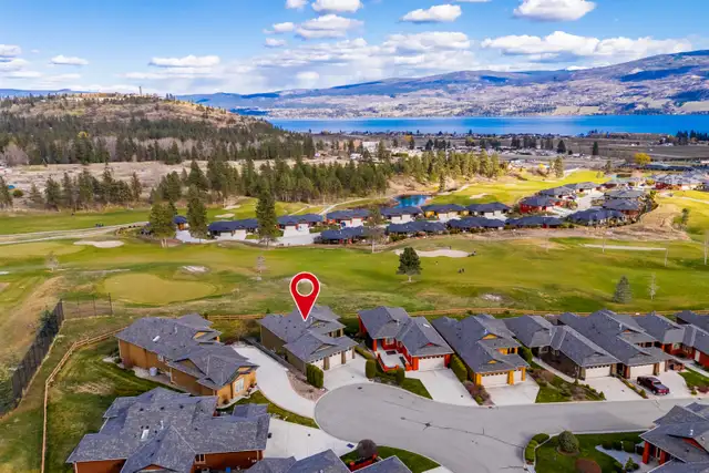 GOLF COURSE LIVING WITH LAKE VIEWS! 4124 Solana Place