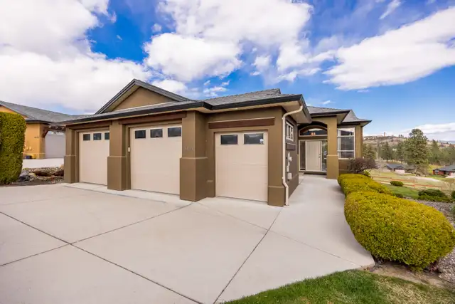 GOLF COURSE LIVING WITH LAKE VIEWS! 4124 Solana Place - Photo 2