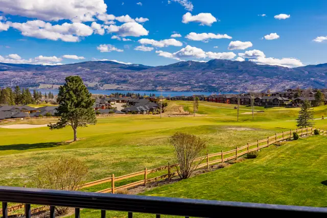 GOLF COURSE LIVING WITH LAKE VIEWS! 4124 Solana Place - Photo 4