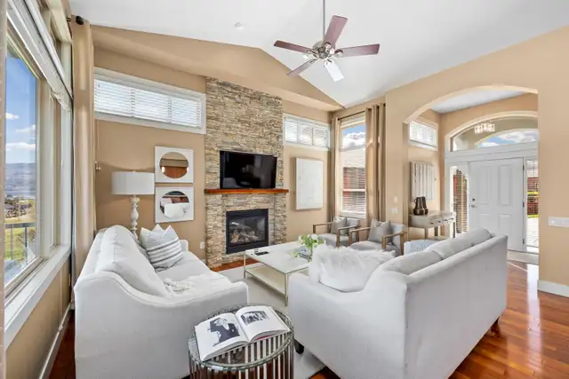 GOLF COURSE LIVING WITH LAKE VIEWS! 4124 Solana Place - Photo 5