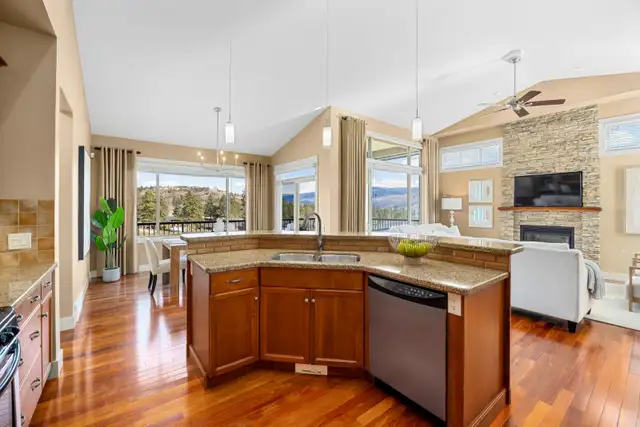 GOLF COURSE LIVING WITH LAKE VIEWS! 4124 Solana Place - Photo 6