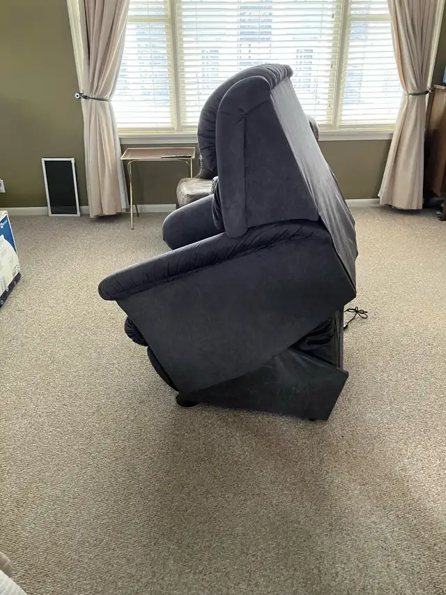 La Z Boy  Recliner Lift Chair