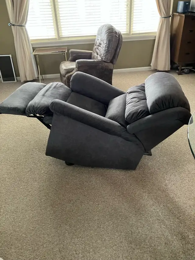 La Z Boy  Recliner Lift Chair - Photo 2