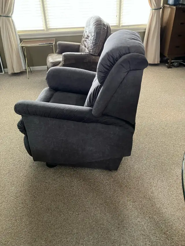 La Z Boy  Recliner Lift Chair - Photo 3