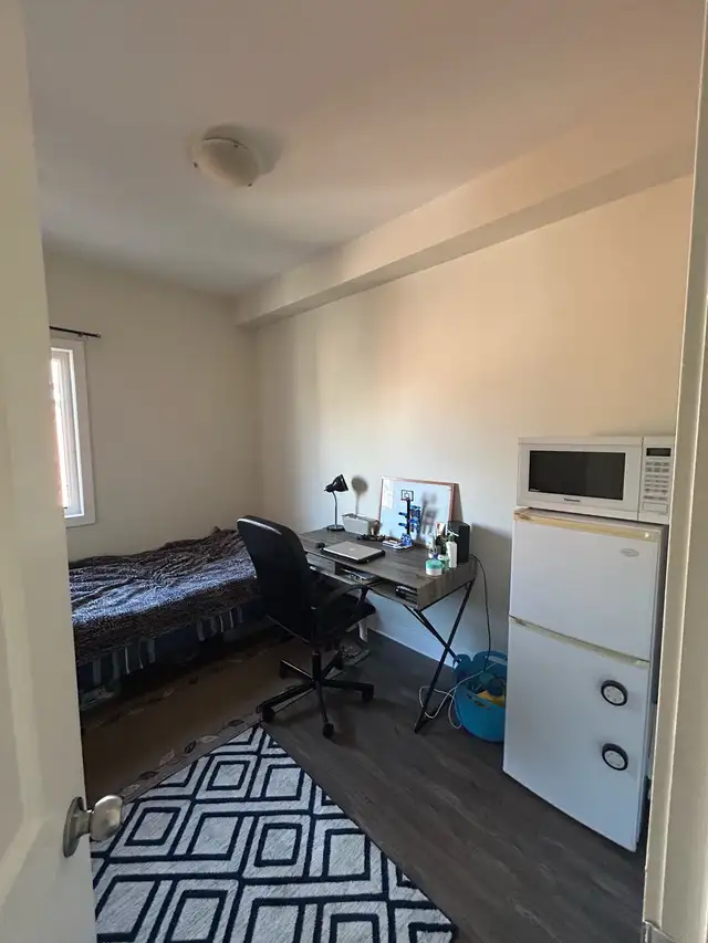 Room for Rent (Summer Sublet) Male only - Photo 4