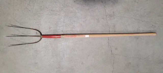 PITCH FORK (HAY FORK) – 3 TINE – TRUE TEMPER