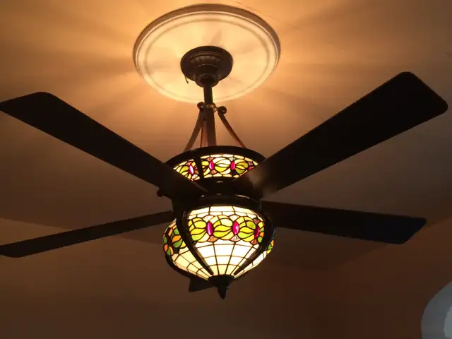 SUPERBE VENTILATEUR LUMINAIRE-VITRAIL