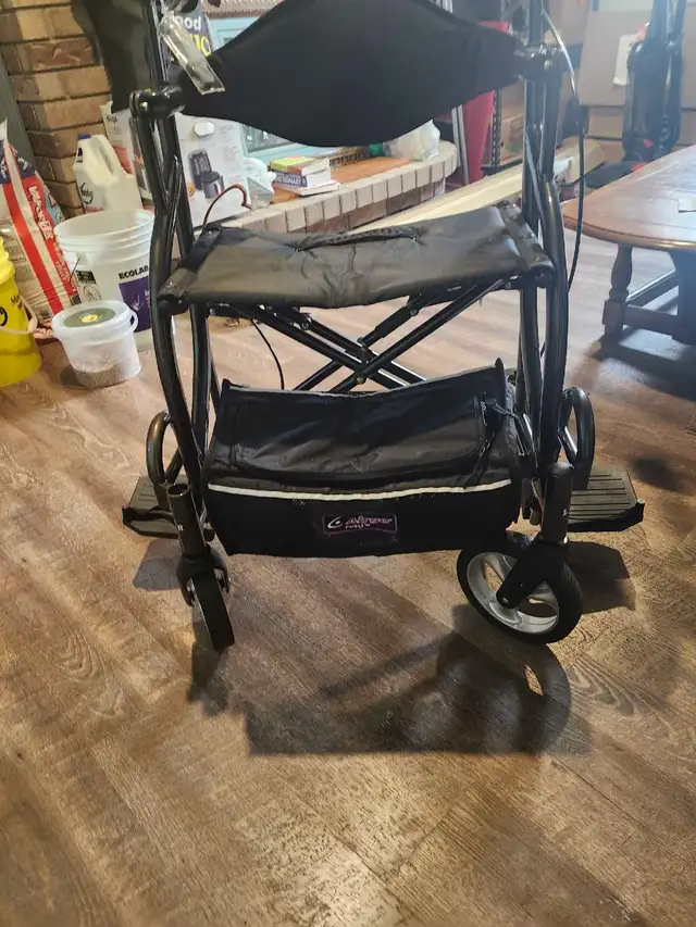 Rollator for sale. barely used, like new - Photo 3