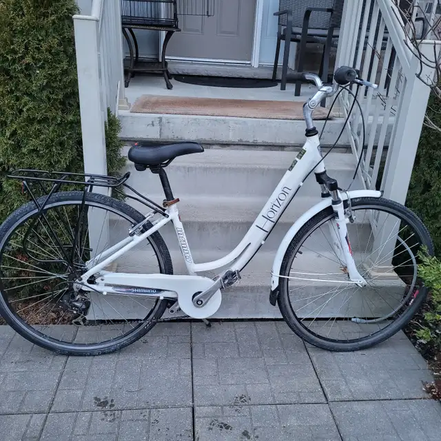 Infinity Horizon step-through hybrid bike - Photo 2