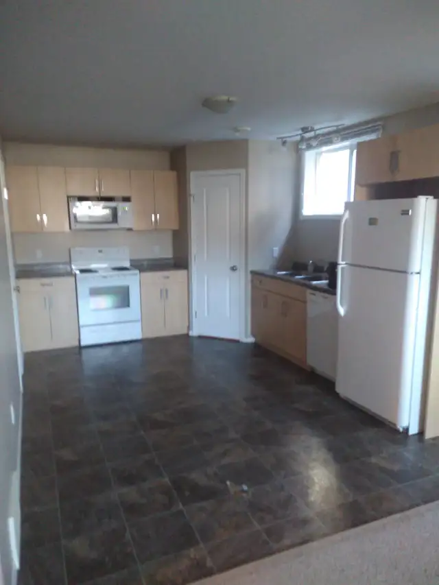 May 1: AB 2bd, Parkview, long term, flat rate utilities - Photo 3