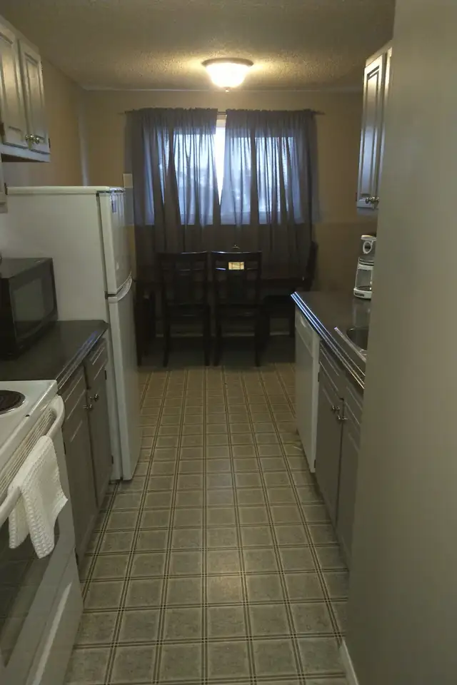 Just bring your suitcase - fully furn'd, wifi, cable, short term - Photo 6