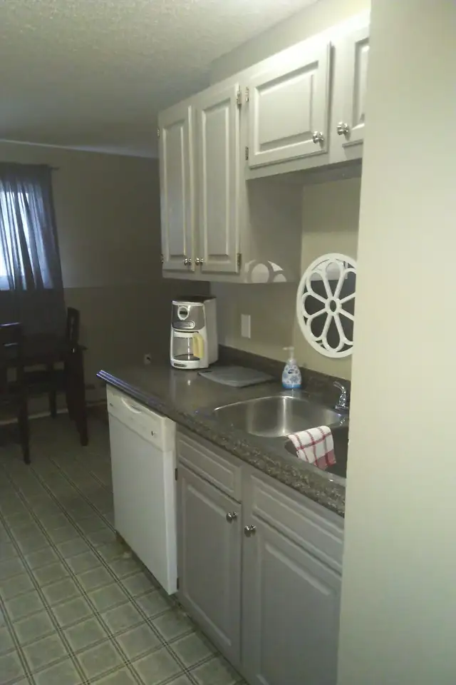 Just bring your suitcase - fully furn'd, wifi, cable, short term - Photo 8