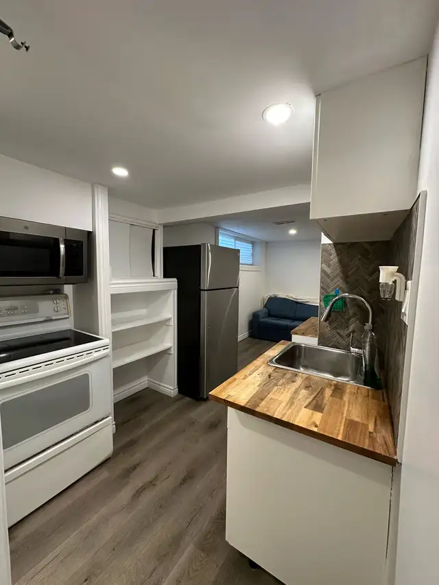 bachelor basement apartment in north York - Photo 2