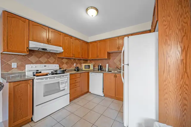 3 Bedroom 2 Washroom House For Rent -Chinguacousy and Sandalwood - Photo 4