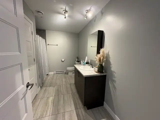 3 1/2 neuf ! directement en face du campus de la santé (CHUS Fl) - Photo 2