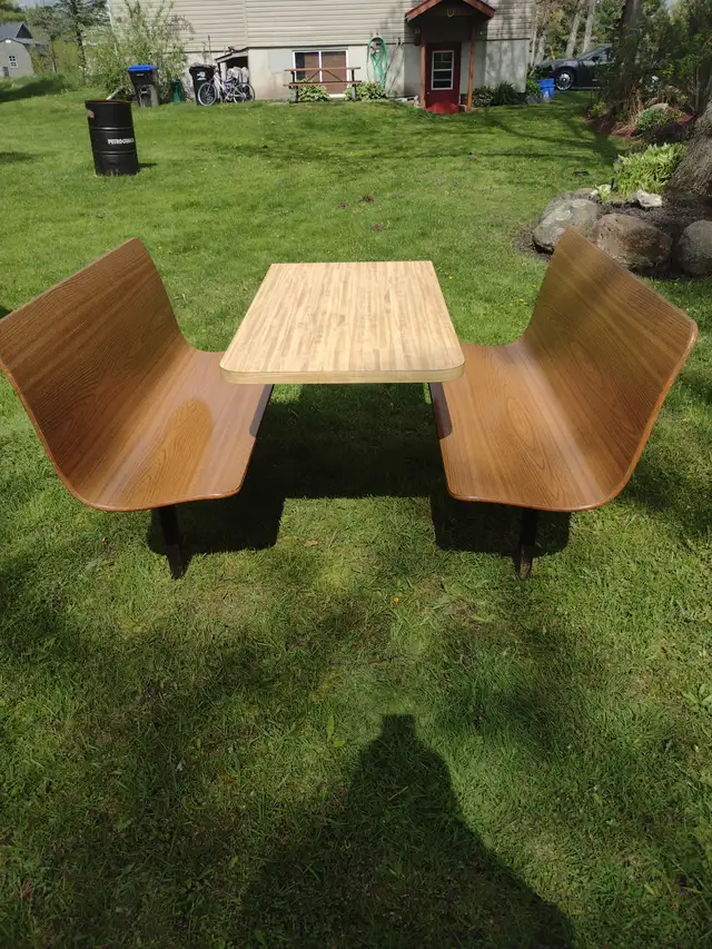 Restaurant table with 2 built in benches - Photo 8