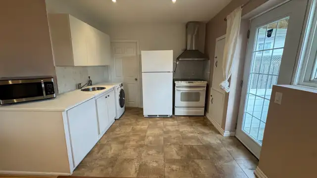 Fully Furnished Ground Floor Unit – Scarborough. Available May 1